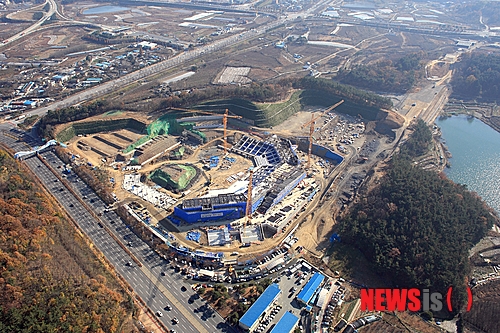 【서울=뉴시스】삼성 라이온즈가 미래에 홈구장으로 사용할 대구 신축구장 전경이 다시 한 번 업그레이드됐다. 삼성은 대구 신축구장의 국내 최초 8각 구조가 점점 더 선명해지고 있는 가운데 스탠드 윤곽이 드러났다거 28일 전했다. 공정률 약 40%를 기록 중인 대구 신축구장은 외야 너머 공간도 조금씩 정리되어가고 있다. (사진제공 = 삼성 라이온즈)