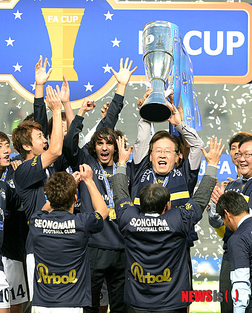 [서울=뉴시스] 지난 2014년 11월23일 FC서울과의 FA컵 결승전에서 승리한 뒤 우승트로피를 들어 올리고 있는 이재명 당시 성남시장(성남FC 구단주)의 모습.(사진 = 뉴시스DB).2014.11.28.