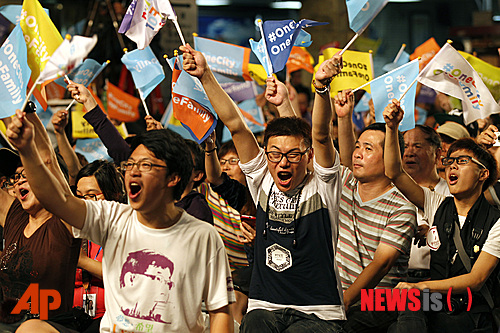 【타이베이=AP/뉴시스】대만 타이베이 시장 선거에서 당선된 무소속 커원저(柯文哲) 후보의 지지자들이 29일 커위저 후보의 선거본부에서 그의 당선에 환호하고 있다. 대만의 집권당인 국민당은 이날 치른 지방선거 중 8개 선거구에서 패해 국내 불만 여론에도 자신의 명예를 걸고 중국과 강한 유대 관계에 맺은 마잉주(馬英九) 현 총통에게 예상보다 더 강한 충격을 줬다. 2014.11.30