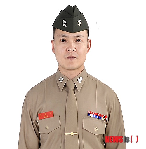 【서울=뉴시스】해병대사령부가 해·공군처럼 '삼각모'인 게리슨모를 도입하기로 했다. 해병대가 도입하는 게리슨모는 공군 것과 형태와 모양이 같지만 색깔은 다르다. 파란색인 공군과 달리 민무늬에 국방색으로 만들어졌고 계급장은 기존과 같다. 해군도 게리슨모를 도입했으며 육군은 베레모를 사용하고 있다.(사진 = 해병대사령부 제공)&nbsp; photo@newsis.com