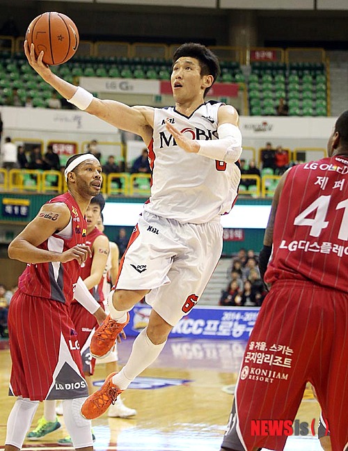 【서울=뉴시스】김인철 기자 = 1일 경남 창원실내체육관에서 열린 2014-2015 KCC프로농구 창원 LG 세이커스와 울산 모비스 피버스의 경기에서 모비스 양동근이 슛을 시도하고 있다. 2014.12.02. (사진=KBL 제공)&nbsp; photo@newsis.com