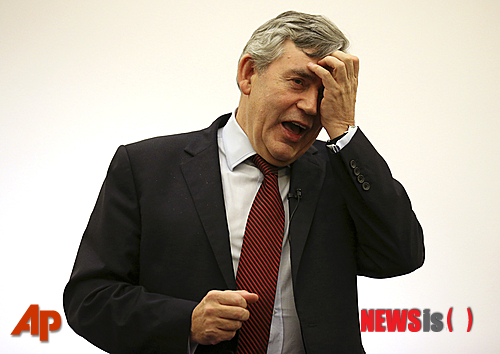 【커콜디=AP/뉴시스】1일(현지시간) 영국의 고든 브라운(63) 전 총리가 이번 임기를 마지막으로 정계에서 은퇴한다는 뜻을 공식 발표했다. 사진은 브라운 전 총리가 그의 지역구인 스코틀랜드 커콜디에서 노동당 지지자들에게 연설을 하고 있는 모습. 2014.12.02