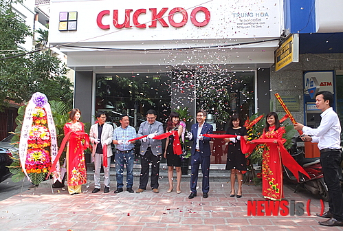 【창원=뉴시스】김기진 기자 = 2일 쿠쿠전자㈜(대표 구본학, www.cuckoo.co.kr)는 지난달 29일 베트남 쿠쿠브랜드숍 2호점 '하노이 중화점(Hanoi Trung Hoa)'을 오픈했다고 밝혔다. 2014.12.02. (사진= 쿠쿠전자 제공) sky@newsis.com