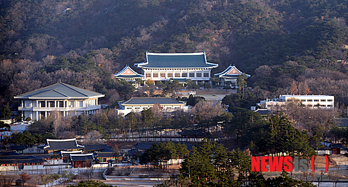 【서울=뉴시스】조수정 기자 = 청와대의 문건 유출과 '비선실세' 논란속에 검찰이 신속한 수사를 공언했다. 사진은 2일 서울 세종로에서 내려다 본 청와대. 2014.12.02.&nbsp; chocrystal@newsis.com