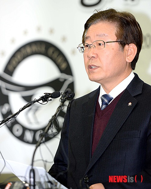 【성남=뉴시스】고범준 기자 = 이재명 성남FC 구단주가 2일 오전 경기도 성남시청 율동관에서 열린 징계회부 관련 기자회견에 참석해 본인의 입장을 밝히고 있다. 연맹은 지난 29일 K리그 마지막 홈경기를 앞두고 페이스북에 올린 '성남FC, 꼴지들의 반란인가? 왕따된 우등생인가?라는 저의 글이 연맹 경기규정 36조(경기 후 경기장에서의 인터뷰) 제5항(심판비평금지)을 위반했다며 지난 1일 구단주를 상벌위원회 징계회부를 결정했다. 이에 이재명 구단주는 한국프로축구연맹의 부당한 처사와 잘못된 프로축구현실을 지적했다. 2014.12.02. bjko@newsis.com