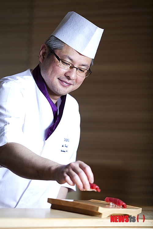 【서울=뉴시스】한화호텔앤드리조트가 운영하는 서울 여의도동 63빌딩 58층의 하이엔드 일식당 ‘슈치쿠’는 오픈 4주년을 기념해 오는 4일 ‘특별 갈라 디너’를 선보인다. 사진은 일본인 스시명인 다카시마 야스노리 셰프.(사진 제공=한화호텔앤드리조트)