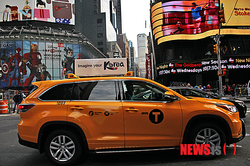 【뉴욕=뉴시스】노창현 특파원 = 한국관광공사 뉴욕지사(지사장 유세준)가 성탄 분위기 물씬한 뉴욕의 거리에서 옐로캡을 활용한 독특한 홍보전에 들어갔다. 12월부터 2개월 간 옐로캡 200대에 한국 관광을 홍보하는 ‘Imagine your Korea’를 탑재하고 타임스스퀘어 등 맨해튼 구석구석을 누비게 된다. ‘Imagine your Korea’는 한국관광공사가 지난 7월 전 세계의 관광객을 대상으로 한국 관광의 다양한 매력을 더욱 적극적으로 알리기 위해 고안한 한국 관광 홍보 신규 브랜드다. 2014.12.02. <사진=한국관광공사 제공> robin@newsis.com