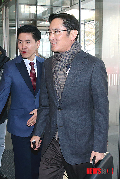 【서울=뉴시스】박상훈 기자 = 이재용 삼성전자 부회장이 3일 오전 서울 삼성 서초사옥으로 출근하고 있다. 2014.12.03.&nbsp;&nbsp; hyalinee@newsis.com 