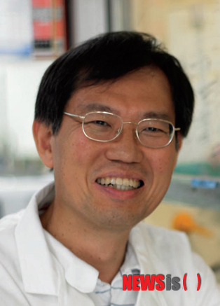 【포항=뉴시스】강진구 기자 = 포스텍(포항공과대)은 화학과 김기문(사진) 교수와 엔지니어링대학원 이인범 교수가 지식창조대상을 수상했다고 4일 밝혔다.2014.12.04.(사진=포스텍 제공)&nbsp; photo@newsis.com