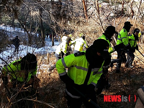 【수원=뉴시스】이종일 기자 = 4일 오후 1시3분께 경기 수원시 팔달구 팔달산 등산로에서 토막난 시신 일부로 추정되는 물체가 발견돼 경찰이 수사에 나섰다. 5일 오전 경찰이 현장 주변을 집중 수색하고 있다. 2014.12.05. lji22356@newsis.com