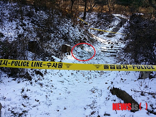 【수원=뉴시스】이종일 기자 = 4일 오후 1시3분께 경기 수원시 팔달구 팔달산 등산로에서 토막난 시신 일부로 추정되는 물체가 발견돼 경찰이 수사에 나섰다. 5일 오전 경찰이 현장에 폴리스라인을 설치해 주변을 통제하고 있다. 2014.12.05. lji22356@newsis.com