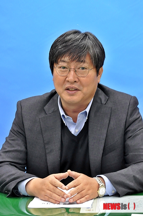 【익산=뉴시스】강명수 기자 = 5일 새정치민주연합 이춘석 의원이 전북 익산시청 브리핑룸에서 기자회견을 열고 "현안문제 해결을 위한 예산을 모두 확보했다"고 밝혔다. 2014.12.05.&nbsp; smister@newsis.com