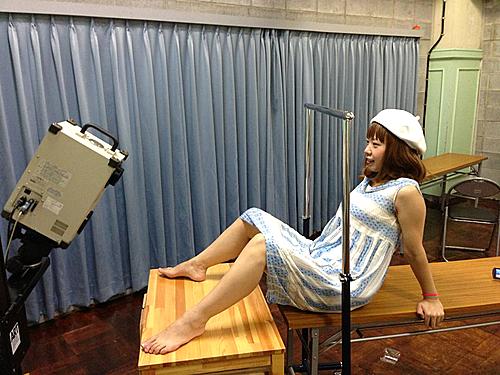 【서울=뉴시스】외설적 창조로 논란을 불러일으킨 일본 예술가 이가라시 메구미(五十嵐恵·42)가 외설적인 3차원(3D) 데이터를 이용해 보트를 제작하겠다는 계획을 담은 링크를 다수의 사람들에게 전송한 혐의로 지난 3일 또 다시 체포됐다. 그녀는 지난 7월에도 자신의 음부를 스캔한 3D 데이터를 시디롬(CD-ROM)등을 통해 배포했다가 체포된 적이 있다. 도쿄 경찰은 그녀에게 적용한 혐의는 '전자 음란물 배포' 혐의다. 그가 스캔 과정을 보여주고 있는 모습. (사진출처: 메구미의 페이스북) 2014.12.05