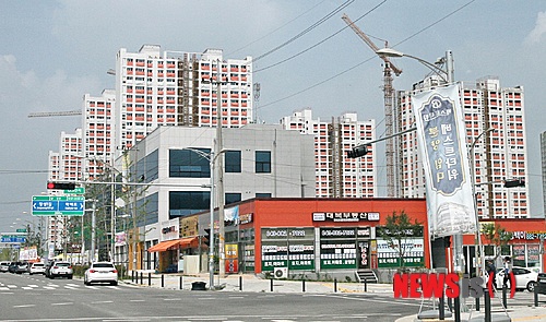  【진천·음성=뉴시스】강신욱 기자 = 국토교통부는 충북혁신도시 수용 계획 인구가 종전보다 5％ 줄어드는 등의 충북혁신도시 개발사업 개발계획 변경 및 실시계획 변경 승인을 했다. 사진은 아파트와 상가가 들어선 충북혁신도시. 2014.12.06.&nbsp; photo@newsis.com