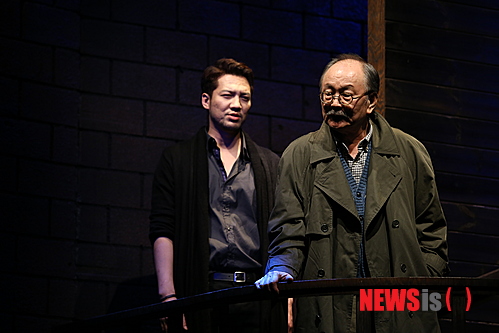 연극 '맨 프럼 어스'