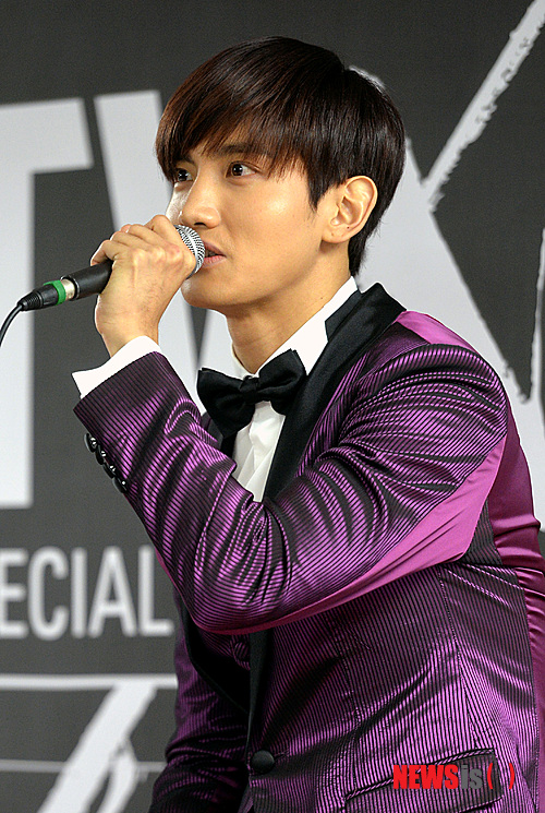 【서울=뉴시스】강진형 기자 = 그룹 동방신기의 멤버 최강창민이 7일 오후 서울 송파구 방이동 올림픽공원 체조경기장에서 열린 ‘동방신기 TVXQ 스페셜 라이브 투어 T1STORY in SEOUL' 기자간담회에서 취재진 질문에 답하고 있다. 2014.12.07.&nbsp;&nbsp; marrymero@newsis.com