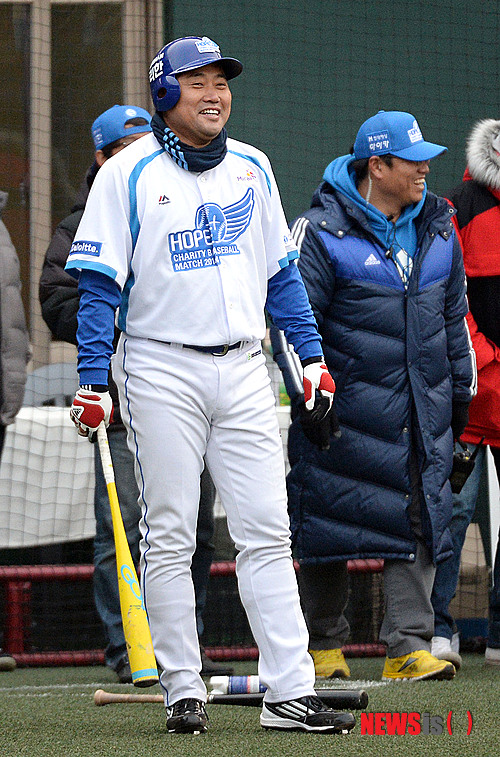 【서울=뉴시스】최동준 기자 = 7일 오후 서울 목동야구장에서 열린 '2014 희망더하기 자선 야구대회' 양신팀과 종범신팀의 경기에서 9회말 양준혁이 대타 준비를 하고 있다. 2014.12.07. photocdj@newsis.com