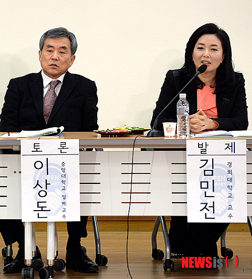 [서울=뉴시스]서재훈 기자 = 김민전 경희대 교수(오른쪽). 2014.12.08. jhseo@newsis.com