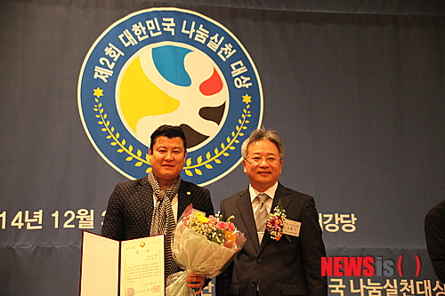 【서울=뉴시스】유희연 기자 = 알앤씨그룹의 리차드 킴 대표가 지난 3일 국회헌정기념관 2층 대강당에서 열린 '2014 대한민국 나눔실천대상'에서 보건복지부 장관상을 수상하는 영광을 안았다.&nbsp; lovely_jh@newsis.com