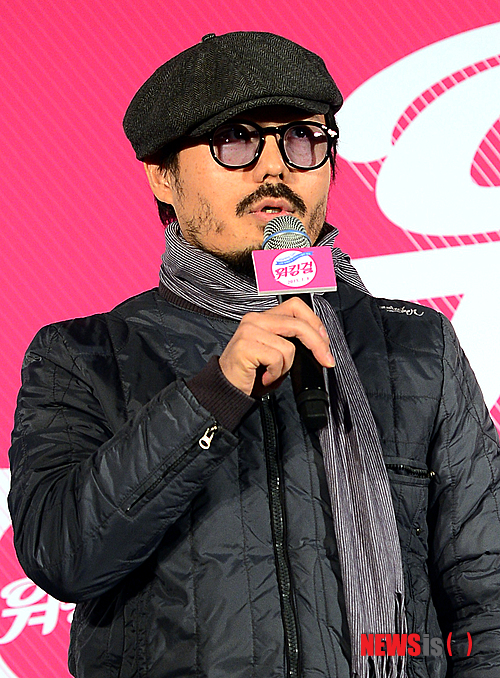 【서울=뉴시스】조성봉 기자 = 정범식 감독이 9일 오전 서울 중구 메가박스 동대문점에서 열린 영화 ‘워킹걸’ 제작 발표회에서 인사말을 하고 있다. ‘워킹걸’은 하루 아침에 회사에서 해고당한 커리어우먼 보희(조여정)와 폐업 직전의 성인샵 사장 난희(클라라)의 엉뚱하고 화끈한 동업 이야기를 그린 섹시코미디 영화다. 2014.12.09. suncho21@newsis.com 