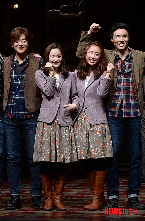 【서울=뉴시스】박상훈 기자 = 9일 오후 서울 서초구 서초동 예술의전당 CJ토월극장에서 열린 뮤지컬 '원스' 프레스콜에서 윤도현, 전미도, 박지연, 이창희가 포즈를 취하고 있다. 뮤지컬 '원스'는 동명의 아일랜드 영화를 원작으로 한 작품으로 거리의 기타리스트인 한 남자와 꽃을 파는 체코 이민자인 한 여자가 음악을 통해 교감하는 내용이다. 2015년 3월 29일까지 공연된다. 2014.12.09. hyalinee@newsis.com