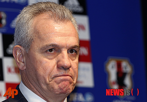 【도쿄=AP/뉴시스】지난 10일 기자회견에 참석중인 일본 축구대표팀의 하비에르 아기레(56) 감독 모습. 승부조작 의혹을 받고 있는 아기레 감독은 15일 스페인 검찰로부터 고발 당했다. (사진=AP/뉴시스DB) 2014.12.10.