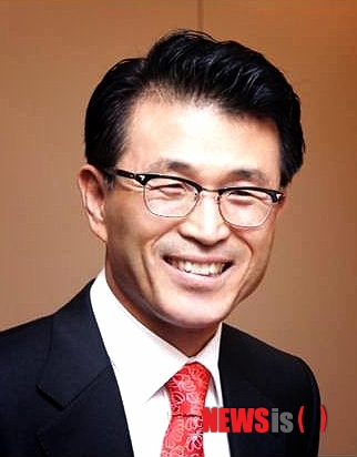 【서울=뉴시스】김정환 기자 = ㈜포이닉스가 아스팔트 도로포장 시 국내 유일의 RSBS(Radial type SBS) 개질제를 사용, 내구성과 공극율(골재간의 틈)이 높은 RSBS 복층 저소음 아스콘 혼합물을 개발했다. 포장노면 두께 5㎝에 작은 골재와 큰 골재를 상·하부 복층구조로 포설하는 복층 포장공법은 공극률 22% 이상으로 배수능력이 월등해 별도의 미끄럼 방지 포장이 필요 없다. '복층 저소음 배수성 포장' 공법은 한 개 층으로 포장하는 일반 도로와 달리 같은 두께를 2개 층으로 나눠 도로 상층부는 작은 골재, 하층부는 큰 골재로 동시에 복층으로 포장해 골재와 골재 사이의 공극으로 빗물과 소음을 흡수하는 기술이다. ace@newsis.com