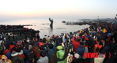 【포항=뉴시스】강진구 기자 = 경북 포항시는 오는 12월31일부터 2015년 1월1일까지 이틀동안 호미곶해맞이광장 일원에서 2015 호미곶해맞이축전을 개최한다고 11일 밝혔다.사진은 지난번 해맞이축전 전경.2014.12.11. (사진=포항시 제공)&nbsp; photo@newsis.com
