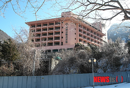 【정읍=뉴시스】김종효 기자 = 11일 전북 정읍시는 내장산관광호텔이 지역출신 기업인인 해동그룹 김찬호 회장에게 낙찰됐다고 밝혔다. 10여년 간 주인을 찾지 못했던 내장산관광호텔의 현재모습, 이 호텔은 앞으로 2년 후 정읍의 랜드마크가 될 새 건물로 지어질 전망이다. 2014.12.11. (사진 = 정읍시 제공) photo@newsis.com