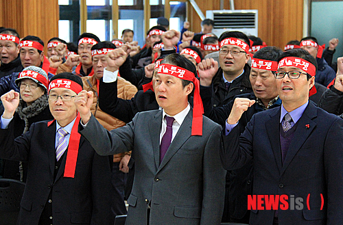 【태백=뉴시스】홍춘봉 기자 = 강원 태백시지역현안대책위원회는 12일 태백시청 대회의실에서 유태호 위원장, 김연식 태백시장, 사회단체장과 시민들이 참석한 가운데 '12.12 생존권 쟁취 태백시민 총궐기대회' 결의를 다지는 구호를 외치고 있다. 2014.12.12.&nbsp;&nbsp;&nbsp;&nbsp; casinohong@newsis.com 