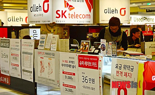 [서울=뉴시스]김진아 기자 = 서울 용산구 휴대폰 판매 대리점 밀집지역에서 관계자가 매장을 정리하고 있다. 2014.12.12. bluesoda@newsis.com 이 사진은 기사와 직접적인 관련 없음.