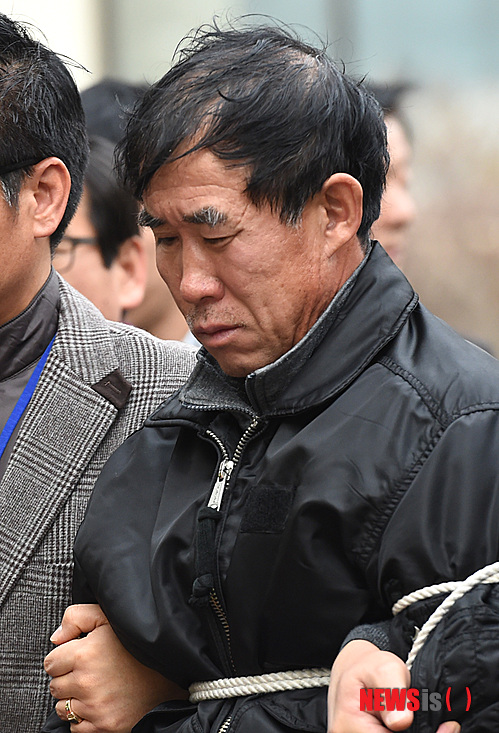 【수원=뉴시스】강종민 기자 = 14일 오후 경기 수원 팔달산 토막살인 사건 피의자 박춘봉(55·중국동포)이 영장실질심사를 받기 위해 수원지법으로 들어서고 있다. 박춘봉은 살인, 사체손괴, 사체유기 등의 혐의를 받고 있다. 2014.12.14 ppkjm@newsis.com