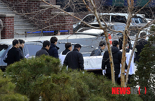 【서울=뉴시스】최동준 기자 = 청와대 문건 유출 혐의 의혹으로 자살한 서울지방경찰청 최모 경위의 발인이 16일 오전 서울 강동구 명일동성당에서 엄수되고 있다. 2014.12.16. photocdj@newsis.com