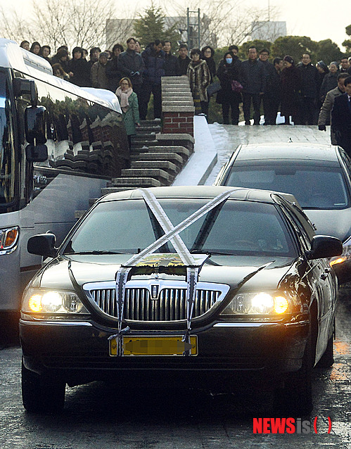 【서울=뉴시스】최동준 기자 = 청와대 문건 유출 혐의 의혹으로 자살한 서울지방경찰청 최모 경위의 발인이 16일 오전 서울 강동구 명일동성당에서 엄수되고 있다. 2014.12.16. photocdj@newsis.com