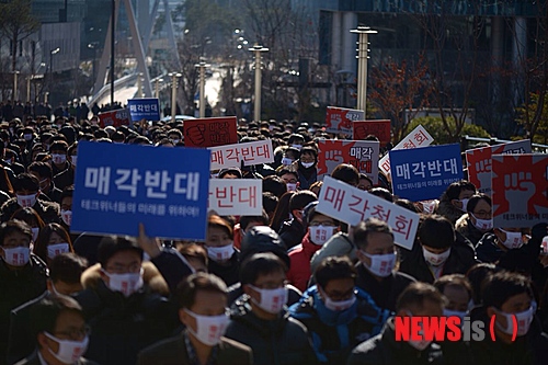 【성남=뉴시스】 이정하 기자 = 16일 경기 성남시 분당구 삼평동 삼성테크윈 판교사업장에서 삼성테크윈 직원들이 '삼성그룹의 삼성테크윈 한화 매각 결정 철회'를 촉구하고 있다. 2014.12.16 (사진=삼성테크윈 비대위 제공) photo@newsis.com