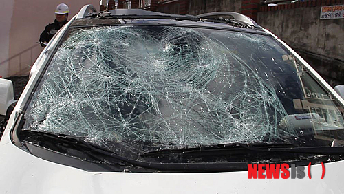 【옥천=뉴시스】김기준 기자 = 16일 낮 12시 52분께 충북 옥천군 옥천읍의 3층짜리 빌라 옥상에 설치한 플라스틱 물탱크가 8m 아래로 떨어져 주차장에 세워져 있던 A(45)씨의 투싼 승용차 유리 등이 파손됐으나 다행히 인명피해는 없었다. 사진은 파손된 승용차 모습이다.2014.12.16.(사진=옥천소방서 제공)&nbsp; photo@newsis.com