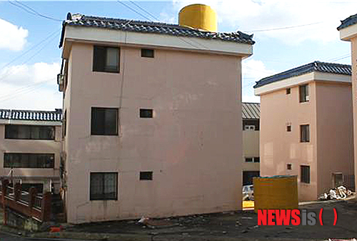 【옥천=뉴시스】김기준 기자 = 16일 낮 12시 52분께 충북 옥천군 옥천읍의 3층짜리 빌라 옥상에 설치한 플라스틱 물탱크가 8m 아래로 떨어져 주차장에 세워져 있던 A(45)씨의 투싼 승용차 유리 등이 파손됐으나 다행히 인명피해는 없었다. 사진은 추락한 물탱크 모습이다.2014.12.16.(사진=옥천소방서 제공)&nbsp; photo@newsis.com