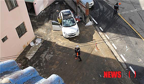 【옥천=뉴시스】김기준 기자 = 16일 낮 12시 52분께 충북 옥천군 옥천읍의 3층짜리 빌라 옥상에 설치한 플라스틱 물탱크가 8m 아래로 떨어져 주차장에 세워져 있던 A(45)씨의 투싼 승용차 유리 등이 파손됐으나 다행히 인명피해는 없었다. 사진은 파손된 승용차 모습이다.2014.12.16.(사진=옥천소방서 제공)&nbsp; photo@newsis.com