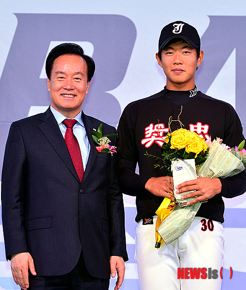 【서울=뉴시스】박동욱 기자 = 16일 오후 서울 마포구 가든호텔에서 열린 '2014 야구인의 밤'에서 이영민 타격상을 수상 장충고 송성문(오른쪽) 선수가 기념촬영을 하고 있다. 2014.12.16. fufus@newsis.com