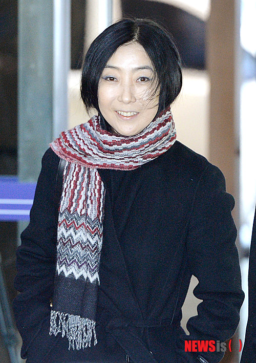 【서울=뉴시스】박문호 기자 = '종북 콘서트' 논란을 빚은 재미동포 신은미 씨가 17일 오전 서울 종로구 사직로 서울지방경찰청에 3차 소환돼 출두하고 있다. 2014.12.17. go2@newsis.com