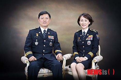 【서울=뉴시스】경찰청이 17일 총경 22명을 경무관 승진 내정자를 발표한 가운데 첫 '부부 경무관'이 탄생해 화제다.&nbsp;&nbsp;&nbsp; 경무관은 기업 임원과 같은 고위 직급으로 군으로 따지면 '별'을 단 것과 같다. '첫 부부 경무관' 주인공은 올 1월 경무관에 승진한 김해경 송파서장과 이번에 승진자 명단에 이름을 올린 현재섭 경기지방경찰청 외사과장이다. 2014.12.17. (사진=경찰청 제공)&nbsp;&nbsp; photo@newsis.com 