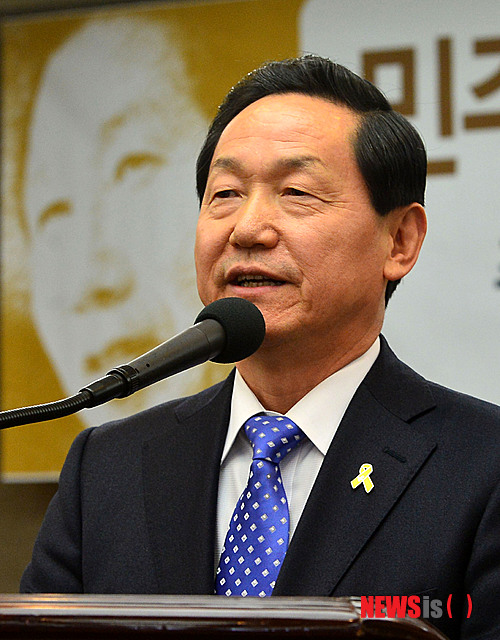 【서울=뉴시스】박동욱 기자 = 17일 오후 서울 프레스센터에서 열린 '민주주의자 김근태 3주기 학술세미나, 박정희에서 박근혜까지 한국사회경제 시스템의 진단' 에서 김상곤 전 경기도교육감이 인사말을 하고 있다. 2014.12.17.&nbsp; fufus@newsis.com