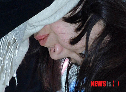 【서울=뉴시스】박문호 기자 = 이른바 '땅콩 리턴'으로 물의를 빚은 조현아 대한항공 전 부사장이 17일 오후 서울 마포구 마포대로 서울서부지방검찰청에 소환 돼 피의자 신분으로 출석하며 허리 숙여 사과하고 있다.&nbsp; 앞서 검찰은 참고인 조사와 압수물 분석 등으로 조 전 부사장이 승무원에게 폭언한 사실을 확인했다. 또 대한항공 측이 사건을 무마하기 위해 해당 승무원과 사무장을 회유한 정황도 일부 파악하고 증거 인멸 과정에 조 전 부사장이 개입한 사실이 밝혀지거나 항공기 정상 운항을 방해한 혐의가 인정될 경우 조 전 부사장의 구속 영장을 청구할 예정이다.&nbsp; 국토교통부는 전날 승무원이나 탑승객에게 거짓 진술을 회유한 대한항공의 행위가 항공법에 규정된 '검사의 거부·방해 또는 기피' 위반에 해당한다며 검찰에 고발장을 제출했다. 2014.12.17.&nbsp; go2@newsis.com