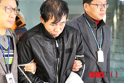 【수원=뉴시스】김도란 기자 = 19일 오전 10시 팔달산 토막살인 사건 피의자 박춘봉이 경기 수원서부경찰서를 나와 수원지검으로 향하고 있다. 경기경찰청 수사본부는 이날 사건을 수원지검으로 송치했다. 2014.12.19&nbsp; dorankim@newsis.com