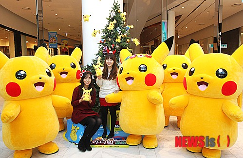 【서울=뉴시스】지난 18일 서울 구로구 신도림동 디큐브백화점에서 직원들이 인기 애니메이션 캐릭터인 피카츄들과 함께 귀여운 피카츄 봉제인형을 선보이고 있다.&nbsp; 디큐브백화점은 오는 25일 크리스마스 당일에 유아 동반 고객 선착순 1000명에게 피카츄 봉제인형을 선물로 나눠준다. 이 밖에도 크리스마스와 연말을 맞아 오는 31일까지 ‘포켓몬 윈터 카니발’을 진행하고 7m 초대형 피카츄 벌룬, 피카츄 크리스마스 트리 등 이색 볼거리를 제공하는 한편, 피카츄들이 백화점 곳곳에 깜짝 출몰하는 등 다양한 이벤트를 펼친다. 2014.12.19. (사진=디큐브백화점 제공)&nbsp; photo@newsis.com 