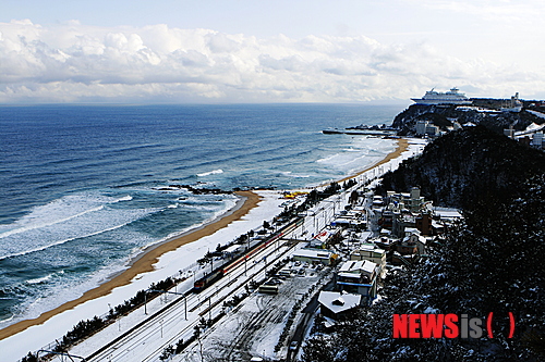 【서울=뉴시스】코레일관광개발은 2015년 새해를 맞는 무박2일 일정의 ‘해돋이 기차 여행’을 다채롭게 선보인다. 사진은 정동진 바다열차.(사진 제공=코레일 관광개발)