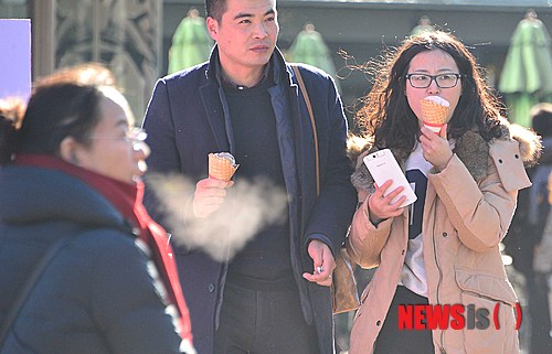 【서울=뉴시스】고승민 기자 = 전국이 맑은 날씨를 보이면서 찬바람이 분 20일 오후 서울 남산 N서울타워 일대에서 외국인 관광객이 아이스크림을 먹고 있다. 2014.12.20. kkssmm99@newsis.com