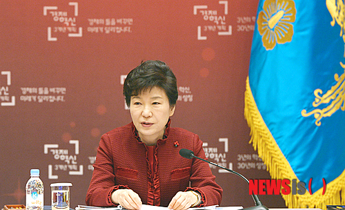 【서울=뉴시스】박주성 기자 = 박근혜 대통령이 22일 오전 청와대 영빈관에서 열린 제6차 국민경제자문회의 겸 경제관계장관회의 연석회의에서 모두발언을 하고 있다. 2014.12.22.&nbsp; park7691@newsis.com 