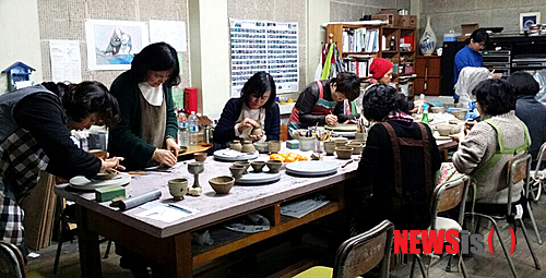 【영동=뉴시스】김기준 기자 = 충북 영동군 용산면 부상리 옛 부상초등학교에 둥지를 튼 도예공방 '토사랑'(대표 신효정·40)의 도자기 체험 프로그램이 인기다. 토사랑에 따르면 매년 1만여 명의 관람객이 이곳을 방문했고, 이 가운데 4000~5000명이 도자기 체험 행사를 즐겼다. 사진은 지난 6일 '토사랑'에서 도자기 체험을 하는 사람들의 모습이다.2014.12.22.(사진=영동군청 제공)&nbsp; photo@newsis.com 