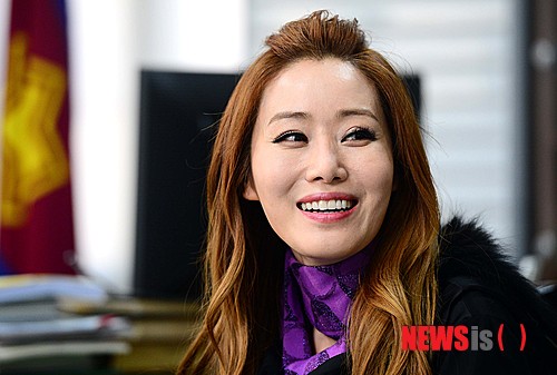 【서울=뉴시스】김진아 기자 = 팝페라 가수 이사벨이 22일 오후 서울 중구 정동 구세군 중앙회관에서 뉴시스와 인터뷰를 하고 있다. 2014.12.22.&nbsp; bluesoda@newsis.com